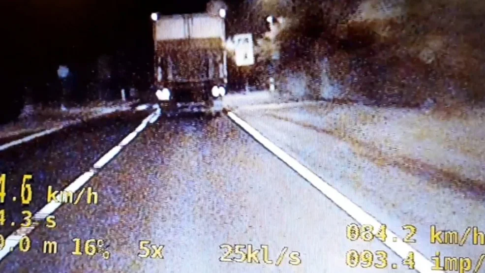 Ciężarówką pędził przez wieś drogą wojewódzką 443. Nagrała go policyjna kamera [WIDEO]  - Zdjęcie główne