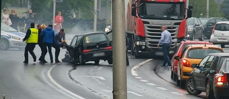 Ciężarówka wjechała we fiata. Sprawca się nie przyznaje. Policja poszukuje świadków - Zdjęcie główne