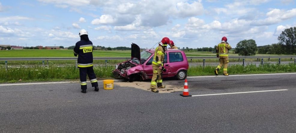 Fiat cinquecento uderzył w bariery ochronne na obwodnicy Jarocina. 