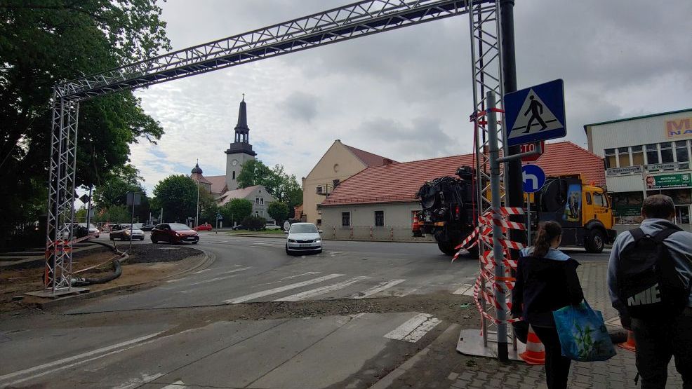 Co to za konstrukcja na skrzyżowaniu ul. Poznańskiej i Kasztanowej w Jarocinie? Brama na Boże Ciało? Łuk? Znamy odpowiedź  - Zdjęcie główne