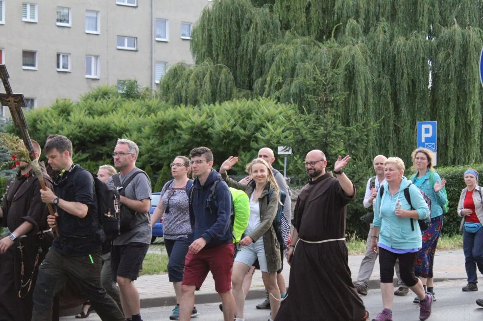 Pielgrzymi z Poznania dotarli wczoraj do Jarocina na nocleg. Dzisiaj wyruszyli w dalszą drogę [ZDJĘCIA] - Zdjęcie główne