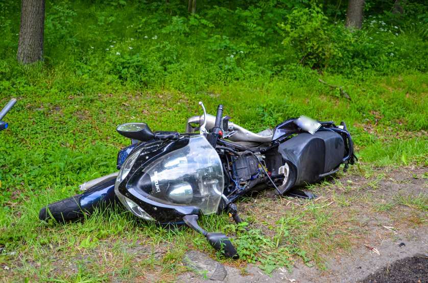 Jarocin. Motocyklista zderzył się z dwoma autami. Trafił do szpitala