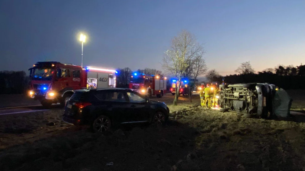 Zderzenie dwóch pojazdów na DK12 w Łobzie. Podróżowało nimi 6 osób [ZDJĘCIA] - Zdjęcie główne