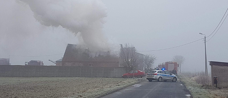  Pożar w Cerekwicy. Sześć zastępów straży gasi płonący dom  - Zdjęcie główne