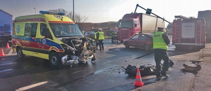 Zderzenie ciężarówki z pogotowiem. Droga zblokowana - Zdjęcie główne