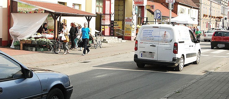 Samochody dymią, a ludzie kupują i jedzą - Zdjęcie główne