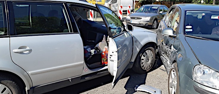 Zderzenie dwóch aut na skrzyżowaniu w Jarocinie [ZDJĘCIA] - Zdjęcie główne