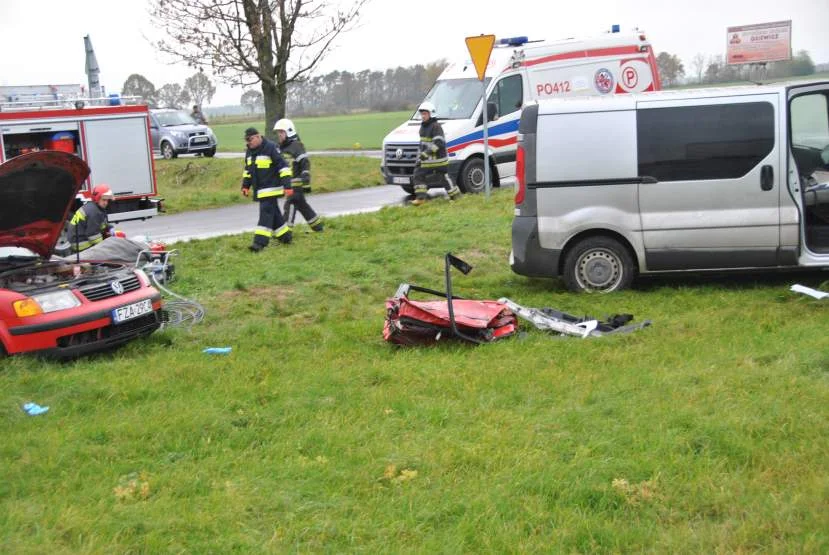 Feralne skrzyżowanie DK12 z drogą na Łukaszewo zmorą kierowców. Jedna osoba nie żyje, kilka rannych [ZDJĘCIA]   - Zdjęcie główne