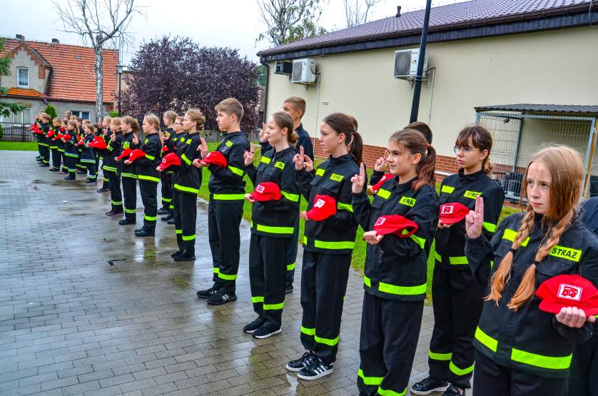 OSP Cielcza wprowadziła uroczyście replikę strażackiego mercedesa 