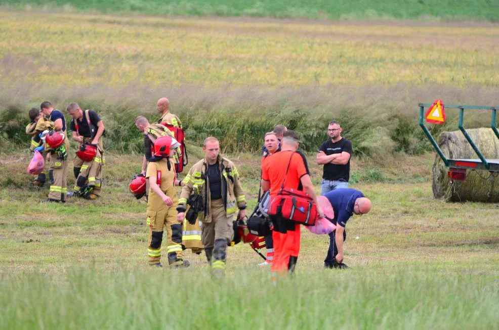 Poważny wypadek pod Jarocinem. Mężczyzna został przygnieciony przez ciągnik rolniczy [AKTUALIZACJA] - Zdjęcie główne