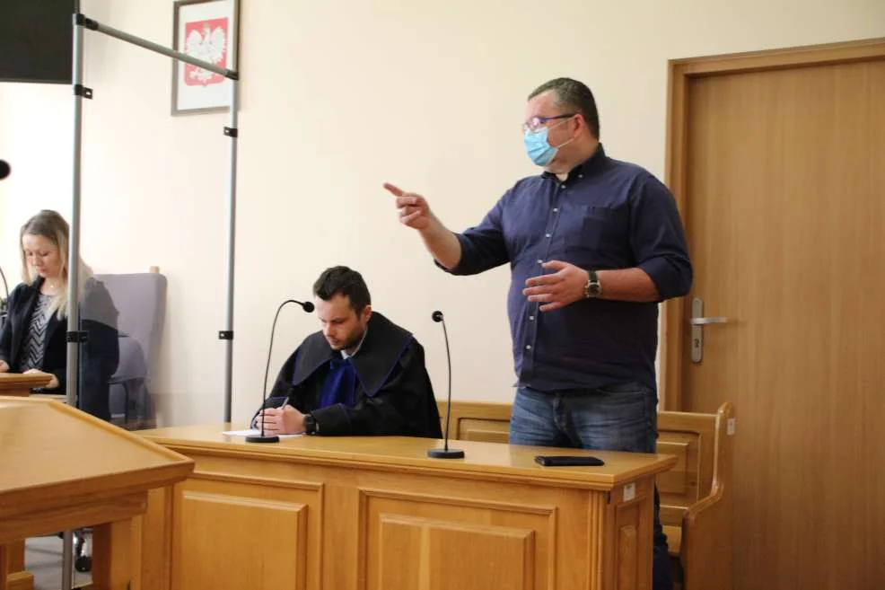 Przed sądem rejonowym ruszył proces sekretarza gminy Jarocin [ZDJĘCIA] - Zdjęcie główne