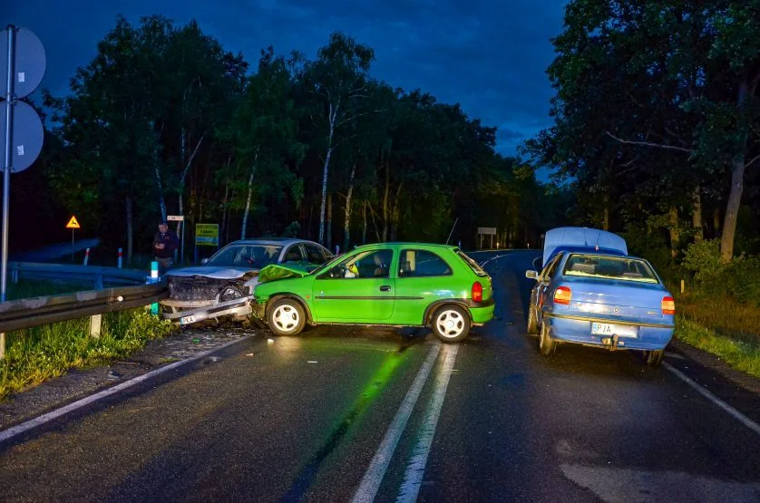 Czołowe zderzenie opla i volkswagena na DK 12 w Jarocinie [ZDJĘCIA] - Zdjęcie główne