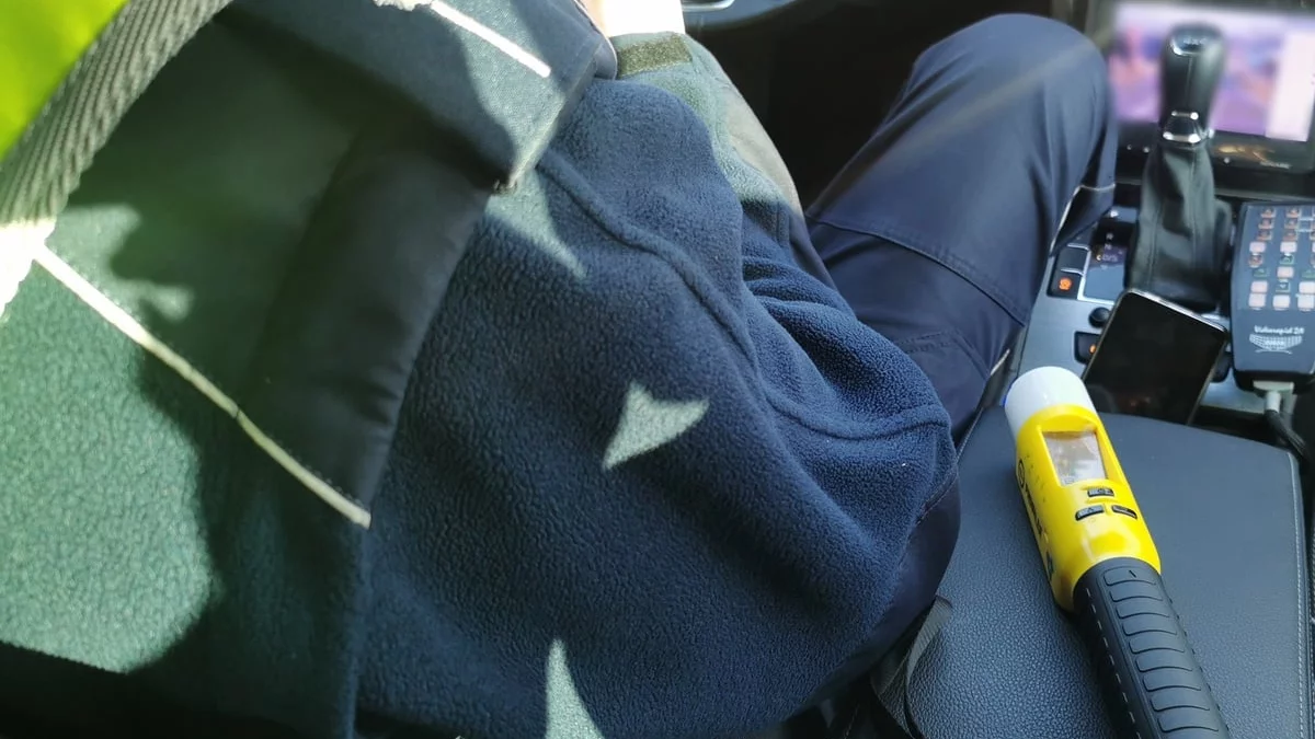 Pijany kierowca siał zniszczenie w Jarocinie. Przeleciał przez pas zieleni, uszkodził volvo i zatrzymał się na drzewie