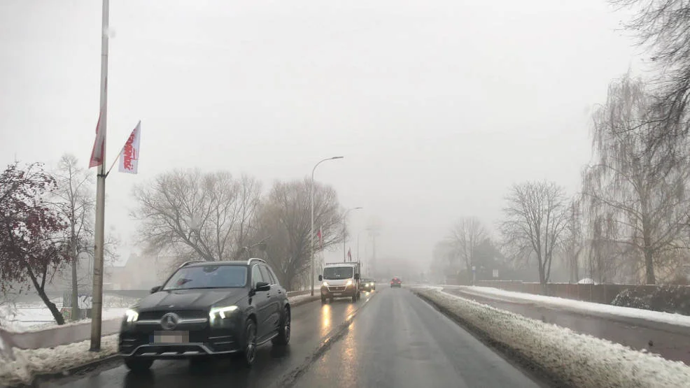 Uwaga drogi i chodniki bardzo śliskie. Dachował seat cordoba   - Zdjęcie główne