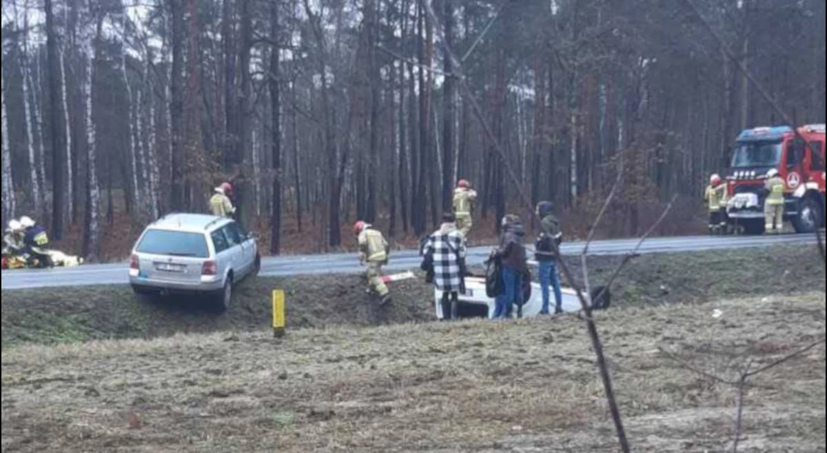 Zderzenie volkswagena z fiatem na DK 12. Trzy osoby ranne  [AKTUALIZACJA] - Zdjęcie główne