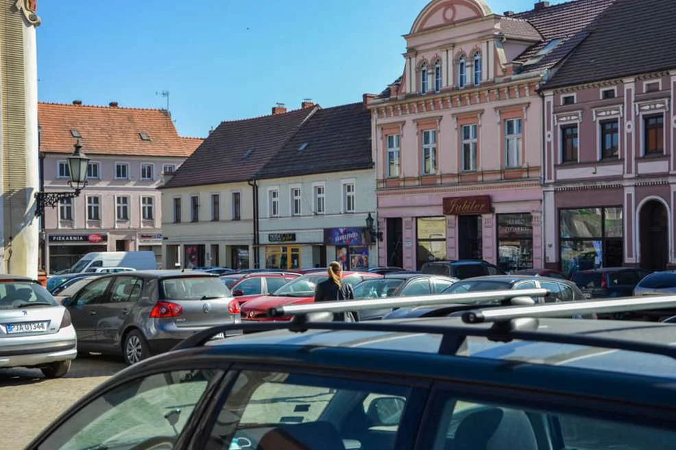 Jarociński rynek zapchany samochodami. Parkują, ile i gdzie tylko można [ZDJECIA] - Zdjęcie główne