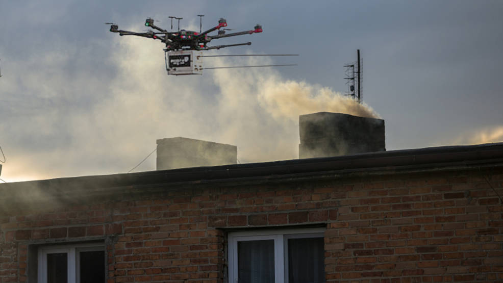 Rozpoczyna się sezon grzewczy. Patrol antysmogowy z dronem wyruszył na teren gminy Jarocin - Zdjęcie główne