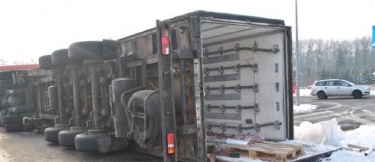 Ciężarówka przewróciła się na rondzie [AKTUALIZACJE + WIDEO] - Zdjęcie główne