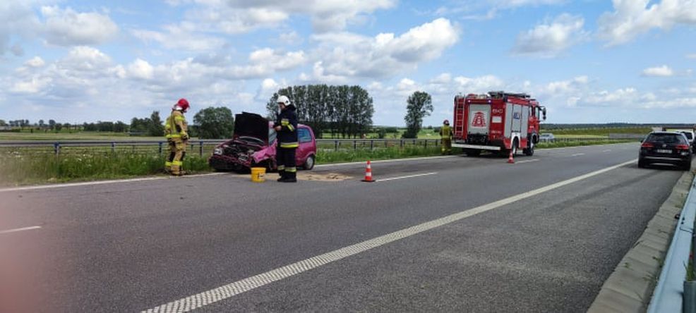 Fiat cinquecento uderzył w bariery ochronne na obwodnicy Jarocina. 