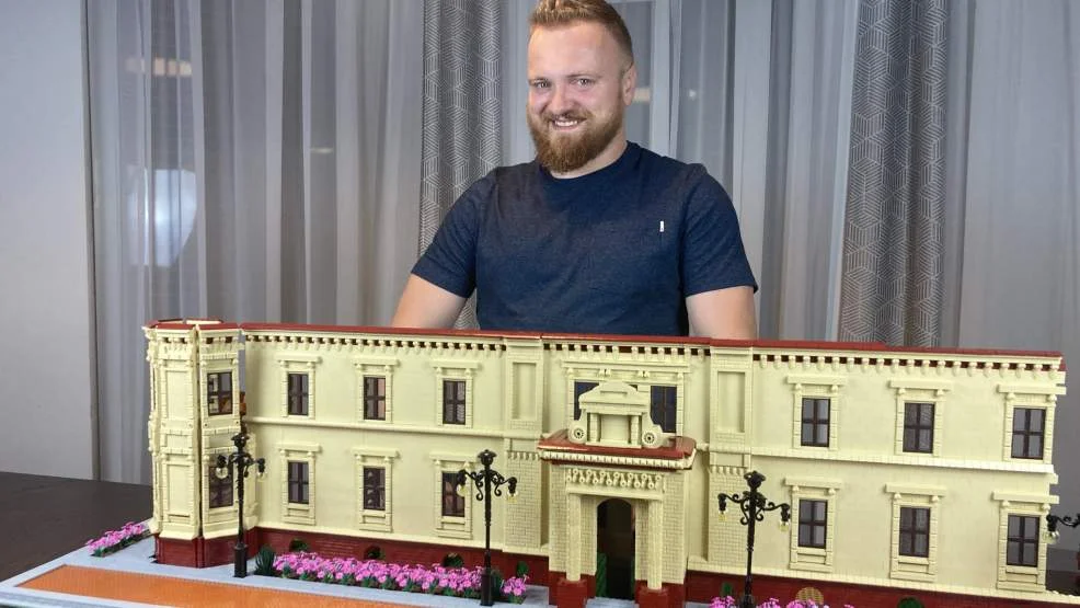 Buduje Dom Dziecka w Górze z klocków lego - Zdjęcie główne