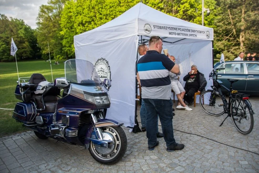 Przed pałacem Radolińskich odbył się prezentacja zabytkowych pojazdów 