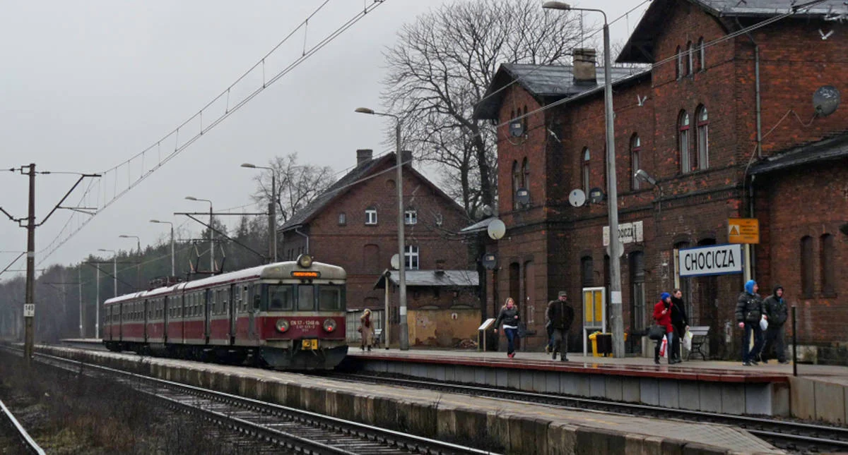 Na stacji kolejowej w Chociczy doszło do potrącenia człowieka przez pociąg. Trwa ewakuacja pasażerów - Zdjęcie główne