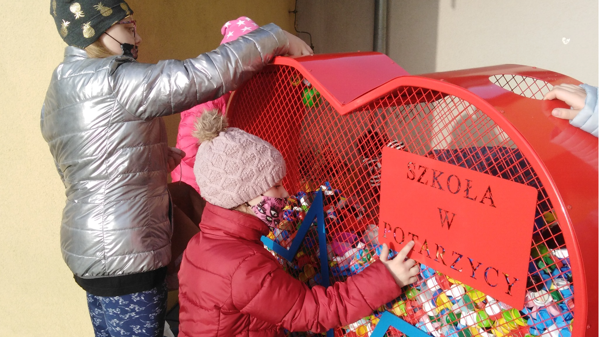 Pojemniki na nakrętki wyrastają jak grzyby po deszczu. Zobacz, gdzie można wrzucić plastikowe zakrętki - Zdjęcie główne