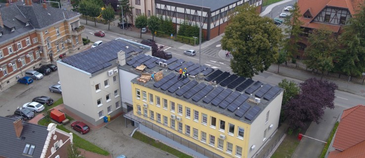 Panele fotowoltaiczne na dachu dawnego domu partii - Zdjęcie główne