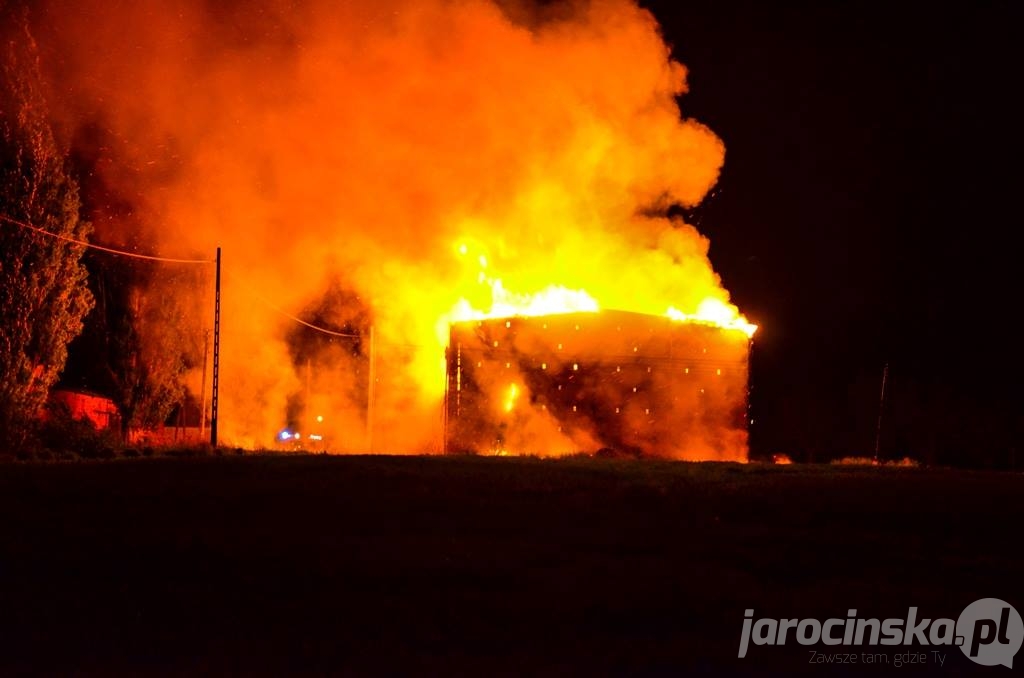 Jarocin. Nocny pożar stodoły w Magnuszewicach - Zdjęcie główne