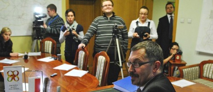 Martuzalski mówi do dziennikarzy z fotela burmistrza - Zdjęcie główne