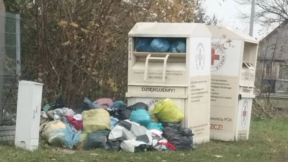 Kontenery PCK są przepełnione. Brakuje kierowców, a lumpeksy podrzucają rzeczy - Zdjęcie główne