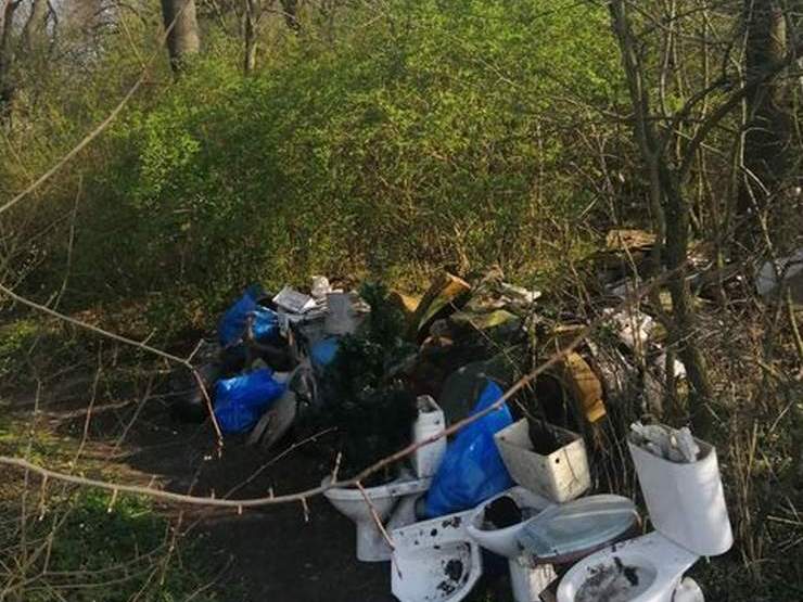 Sedesy, opony, bębny po pralkach zaśmiecają park w Hilarowie 