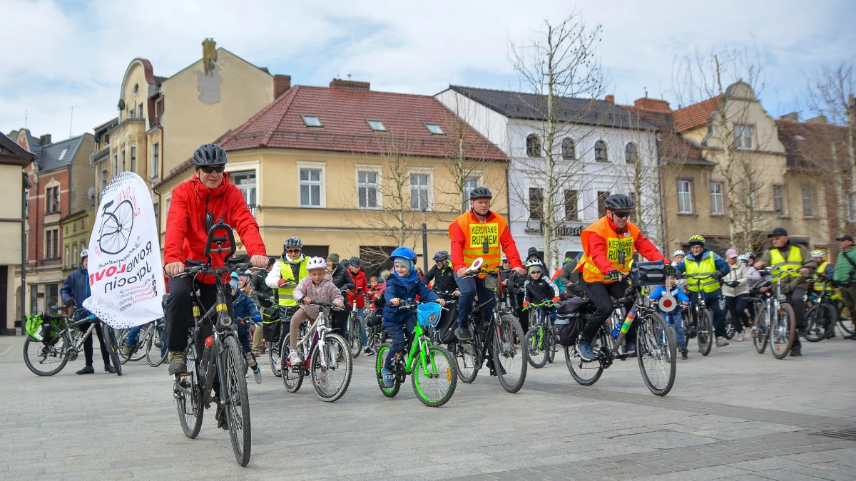 Rajd Dębowy otworzył sezon w Jarocinie. Posadzili 200 drzew i wzięli udział w wyjątkowej uroczystości [ZOBACZ ZDJĘCIA]