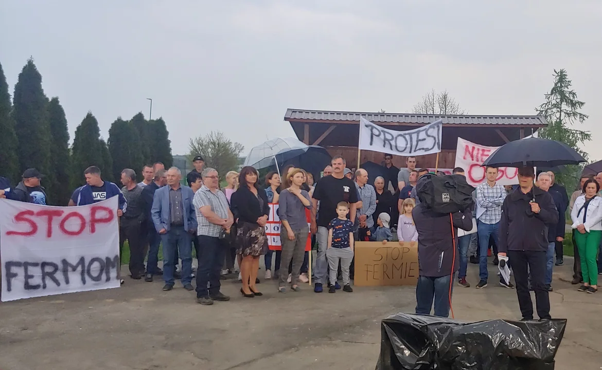 Mieszkańcy protestują przeciwko przemysłowej hodowli bydła. Sprawą zainteresowała się telewizja [ZDJĘCIA]  - Zdjęcie główne