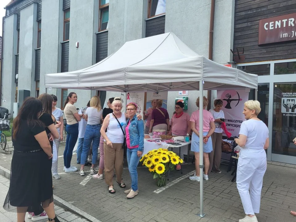 Bardzo ważna akcja przy Centrum Usług Społecznych w Jarocinie [ZDJĘCIA] - Zdjęcie główne