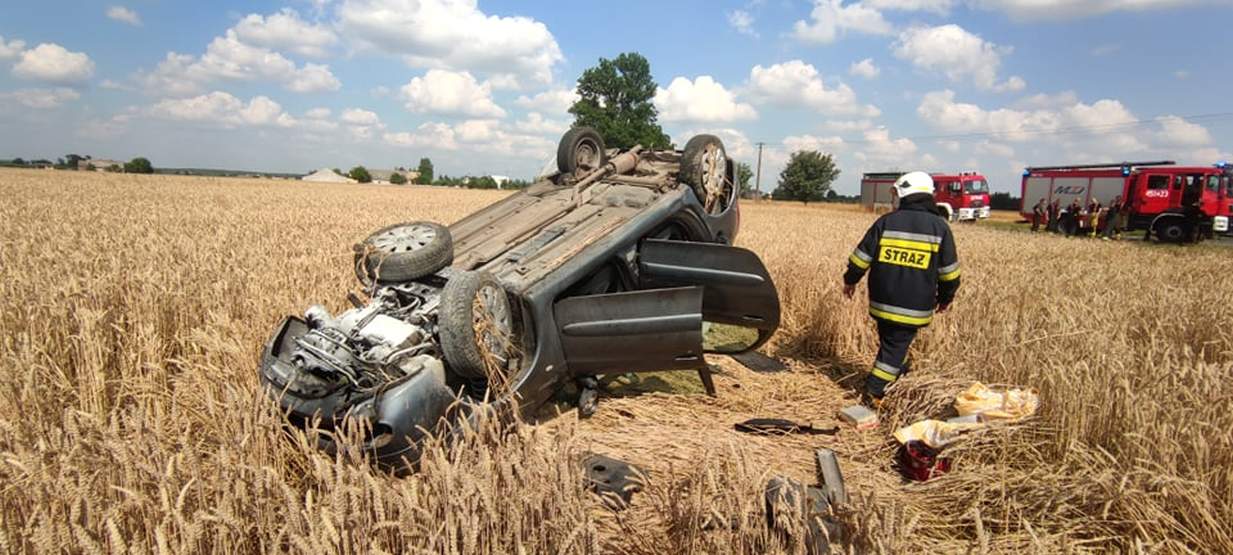 Auto osobowe dachowało w zbożu w Dąbrowie 