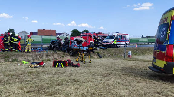 Śmiertelny wypadek na obwodnicy Jarocina. Czołowe zderzenie ciężarówki i opla mokki