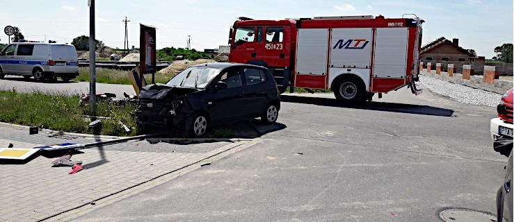 Zderzenie auta osobowego i motocyklisty [ZDJĘCIA]  - Zdjęcie główne