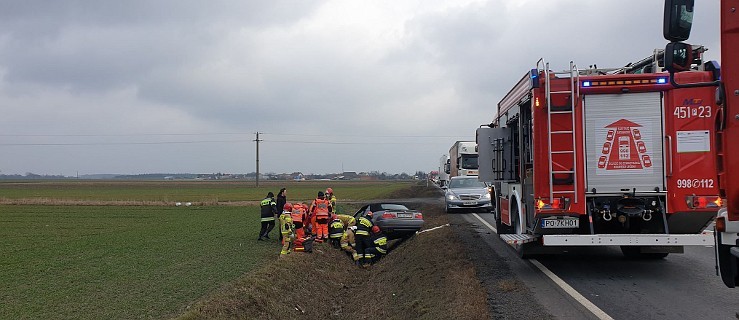 Auto zjechało do rowu z drogi krajowej nr 11. Dwie osoby przewieziono do szpitala   - Zdjęcie główne