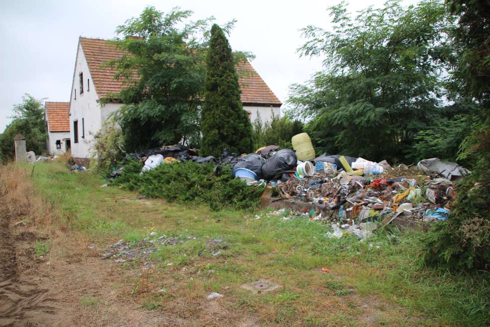 Ktoś przywozi śmieci na posesję w gminie Kotlin. Wójt podejmuje działania [ZDJĘCIA] - Zdjęcie główne