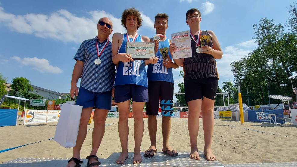 Medale na piasku. Jarociniacy wywalczyli złoto i srebro w siatkówce plażowej - Zdjęcie główne