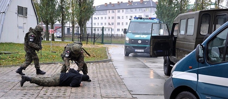 Policja i żandarmeria na sygnałach pod jednostką. "Było słychać strzały"  - Zdjęcie główne