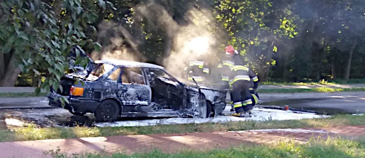 Audi spłonęło w kilka chwil. Strażacy ugasili pojazd - Zdjęcie główne