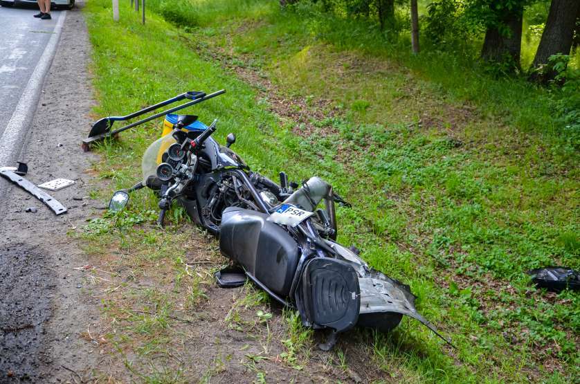 Jarocin. Motocyklista zderzył się z dwoma autami. Trafił do szpitala