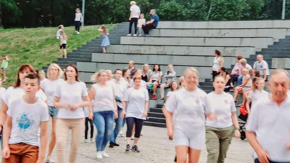 Żerków. Tańczyli i zbierali na leczenie chorej Karoliny Fajfer