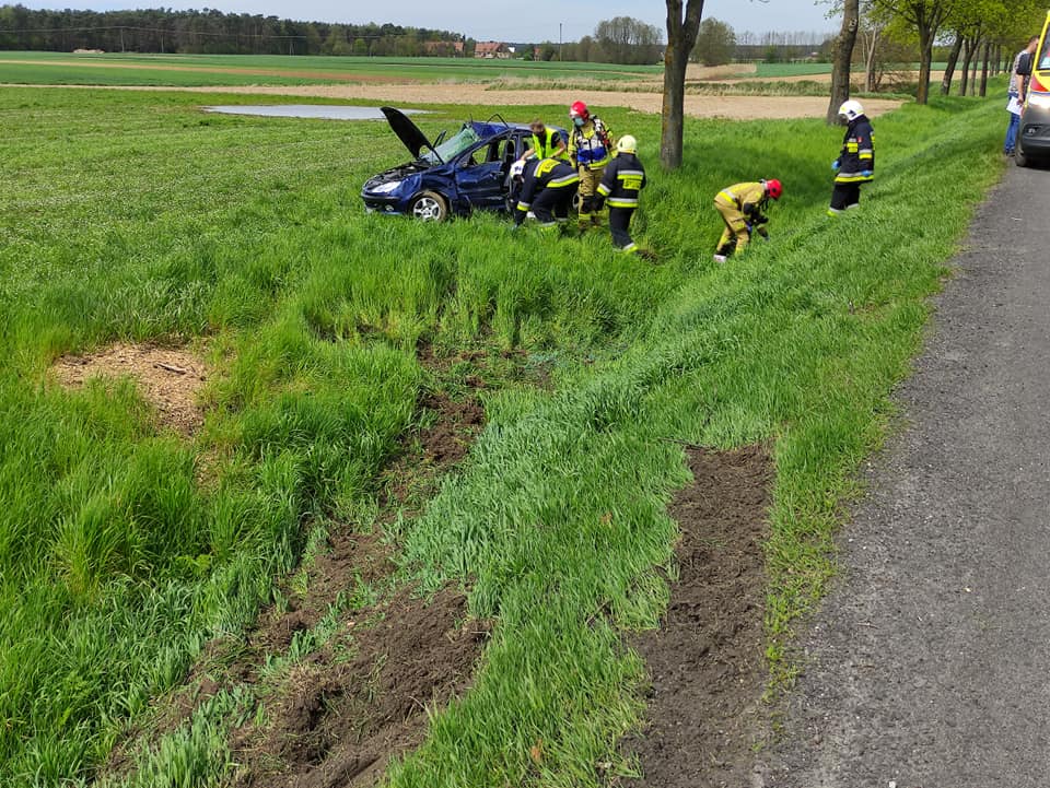 Zderzenie peugeota z ciężarówką na DK 11 między Krzykosami a Lubrzem 