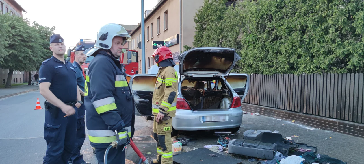 Na ulicy Moniuszki w Jarocinie zapalił się samochód [ZDJĘCIA] - Zdjęcie główne