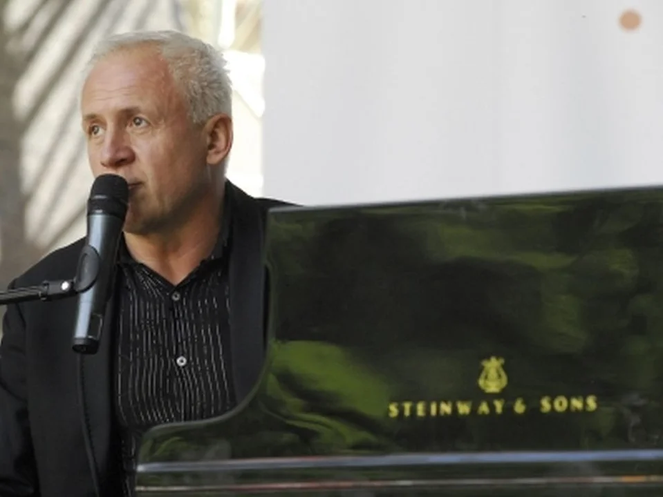 Pojedynek na skrzypce i fortepian. Waldemar Malicki z "Filharmonii Dowcipu" wystąpi w Jarocinie 