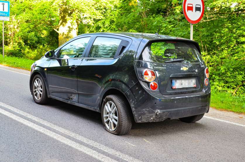 Jarocin. Motocyklista zderzył się z dwoma autami. Trafił do szpitala