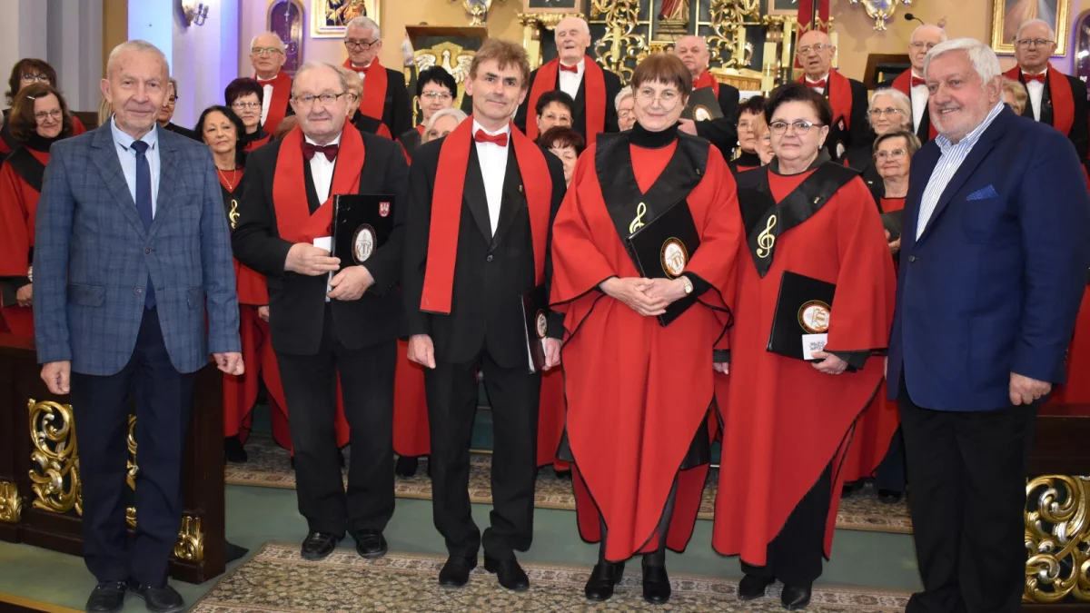 Czworo chórzystów odznaczonych! Grupa z Jarocina zachwyciła podczas koncertu w Kowalewie